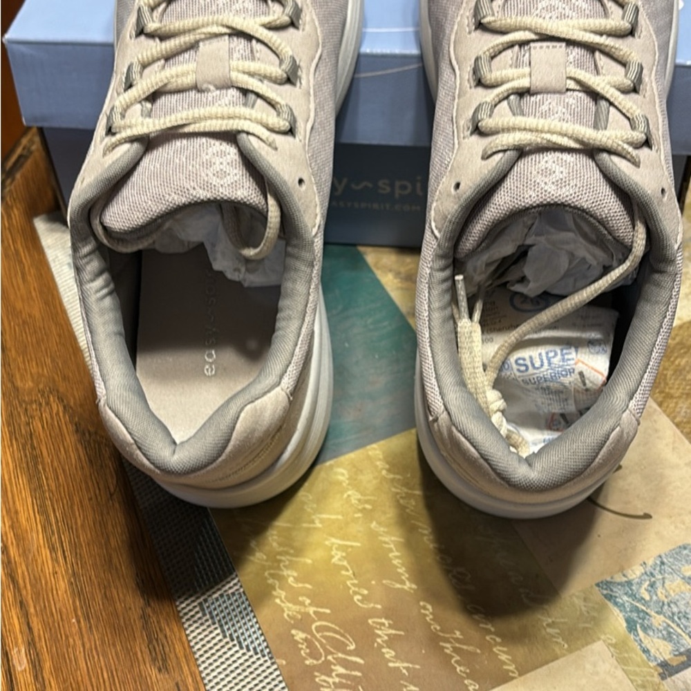 Easy spirits size 8.  Brand new women’s sneakers